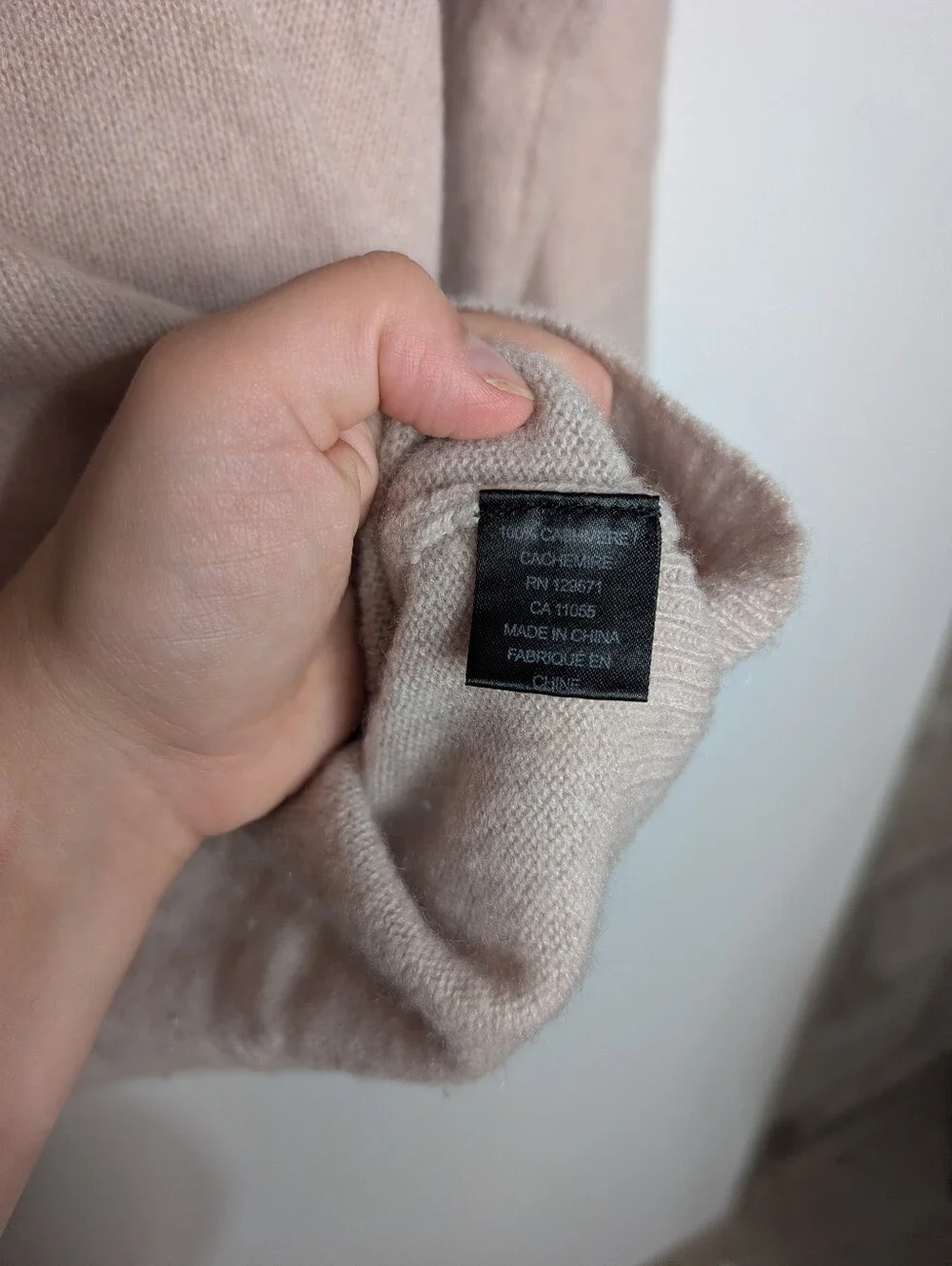 Skull Cashmere V-Neck Taupe Beige Tan Soft Comfy Quiet Luxury Sweater Size Large